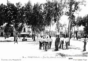 1801- Mouzaiaville - La Place - Sous les Platanes en 1904